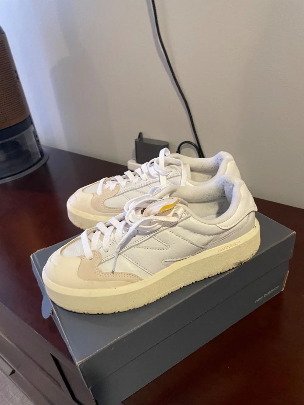 New Balance sneakers/ US 7/ cream white